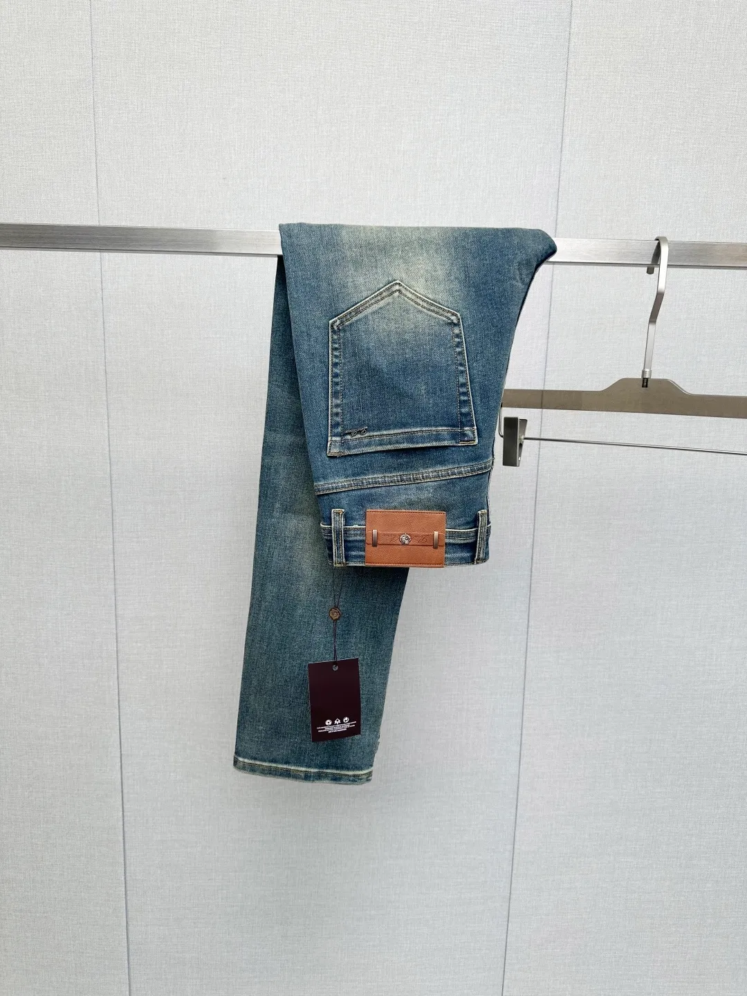 Available at the official website counter at the same time, the Original is a very stylish pair of jeans, with customized original washed denim fabric, unique design, top-notch printing technology letter pattern logo, original hardware accessories decoration, an extremely outstanding pair of jeans, the materials and craftsmanship are extremely luxurious and exquisite, extremely high-grade, handsome and stylish upper body, recommended 👍, Sizes: 29-38